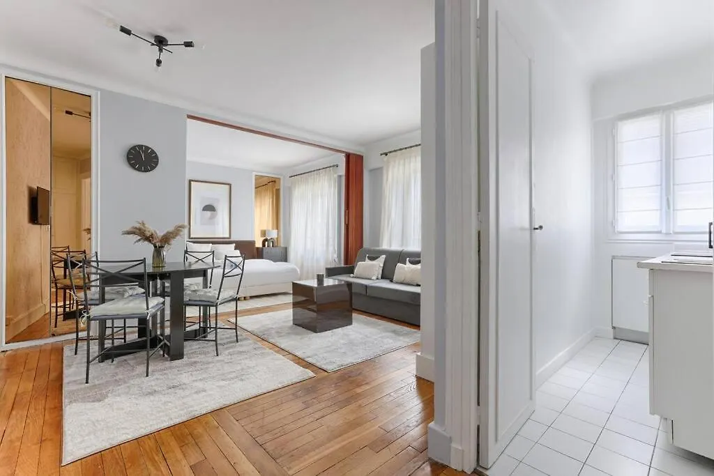 Matignon Saint-Honore : Magnifique Appartement 1Br Paris Apartment